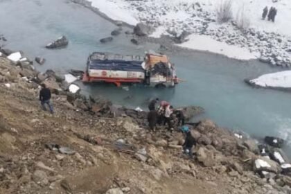 कारगिल हादसा: पंद्रास युद्ध स्मारक के पास बर्फीली सड़क पर टैंकर नदी में गिरा, चालक घायल, सोशल मीडिया पर वायरल हुआ वीडियो फुटेज