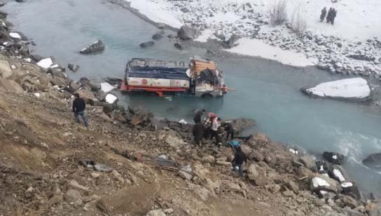 कारगिल हादसा: पंद्रास युद्ध स्मारक के पास बर्फीली सड़क पर टैंकर नदी में गिरा, चालक घायल, सोशल मीडिया पर वायरल हुआ वीडियो फुटेज