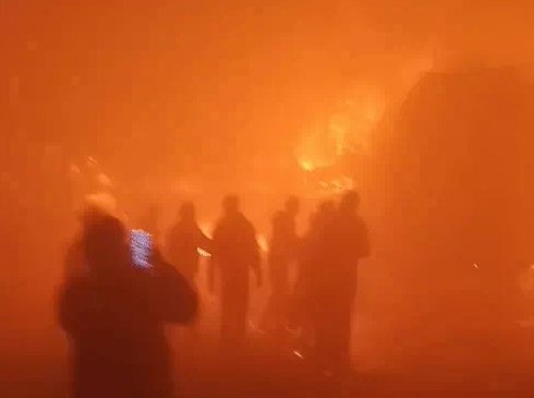 मथुरा में यमुना एक्सप्रेस-वे पर कोहरे के चलते 7 बसें और 3 कारें टकराईं, 4 जिंदा जले : 66 को अस्पताल भेजा