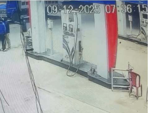 जालंधर में पेट्रोल पंप पर ₹2 लाख की लूट : दो हथियारबंद लुटेरों ने वारदात को दिया अंजाम; CCTV फुटेज आया सामने