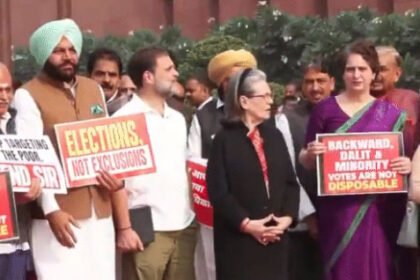 लोकसभा में हंगामा: SIR के खिलाफ विपक्ष का लगातार दूसरे दिन संसद में प्रदर्शन जारी: वोट चोर- गद्दी छोड़ के नारे लगाए; मल्लिकार्जुन खड़गे ने कहा- लोकतंत्र को बचाना जरूरी