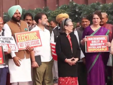 लोकसभा में हंगामा: SIR के खिलाफ विपक्ष का लगातार दूसरे दिन संसद में प्रदर्शन जारी: वोट चोर- गद्दी छोड़ के नारे लगाए; मल्लिकार्जुन खड़गे ने कहा- लोकतंत्र को बचाना जरूरी