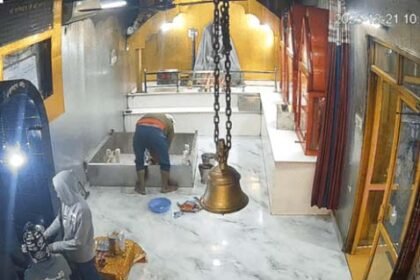 नाबालिगों द्वारा मंदिर में चोरी:  माथा टेकने के बाद शनि महाराज के चांदी के चरण चुराए, पुलिस जांच जारी
