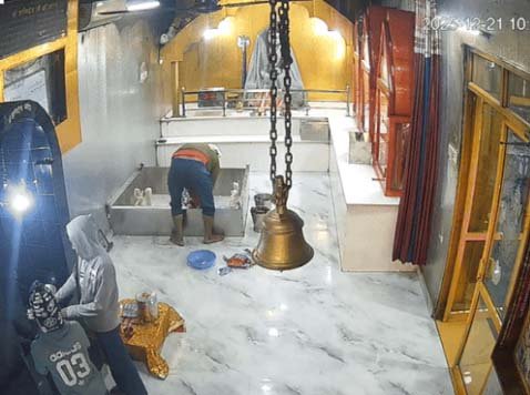 नाबालिगों द्वारा मंदिर में चोरी:  माथा टेकने के बाद शनि महाराज के चांदी के चरण चुराए, पुलिस जांच जारी