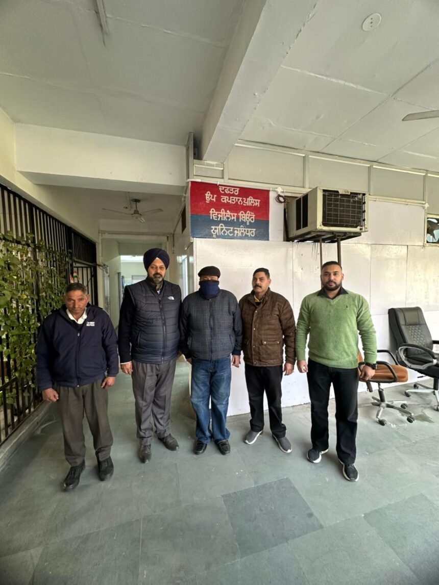 2000 रुपये रिश्वत लेते क्लर्क को विजीलैंस ब्यूरो ने किया काबू