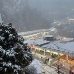 मां वैष्णो देवी भवन में मौसम की पहली बर्फबारी, भक्त हुए दिव्य दृश्य के साक्षी