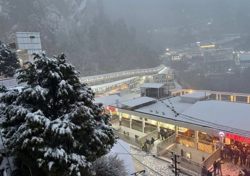 मां वैष्णो देवी भवन में मौसम की पहली बर्फबारी, भक्त हुए दिव्य दृश्य के साक्षी