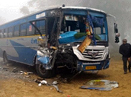 धुंध बनी हादसों की वजह: PRTC बस–गैस सिलेंडर ट्रक भिड़ंत, कई यात्रियों की हालत गंभीर