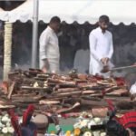 बारामती में अजित पवार का अंतिम संस्कार: बेटों ने दी मुखाग्नि, राजकीय सम्मान के साथ गन सैल्यूट