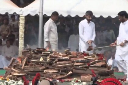 बारामती में अजित पवार का अंतिम संस्कार: बेटों ने दी मुखाग्नि, राजकीय सम्मान के साथ गन सैल्यूट