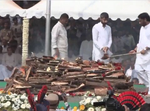 बारामती में अजित पवार का अंतिम संस्कार: बेटों ने दी मुखाग्नि, राजकीय सम्मान के साथ गन सैल्यूट