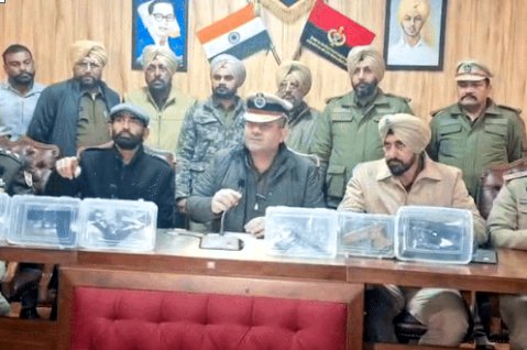 लुधियाना में गोल्डी बराड़ गैंग का भंडाफोड़: 10 शूटर-सप्लायर गिरफ्तार, विदेशी ग्लॉक समेत 12 हथियार बरामद