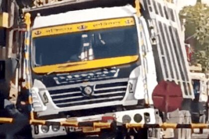 नो-एंट्री में फंसा बेकाबू ट्रक, ट्रैफिक घंटों प्रभावित; राहत रही कोई नुकसान नहीं