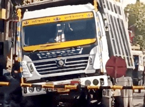 नो-एंट्री में फंसा बेकाबू ट्रक, ट्रैफिक घंटों प्रभावित; राहत रही कोई नुकसान नहीं