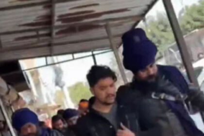 श्री हरिमंदिर साहिब सरोवर में कुल्ला करने का मामला : आरोपी हिरासत में, गाजियाबाद में निहंगों ने आरोपी को घेरा, पुलिस ने लिया हिरासत में