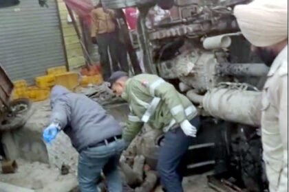 जालंधर: किशनगढ़ चौक के पास घने कोहरे के कारण ट्रक और संगत से भरी ट्रैक्टर-ट्रॉली की भीषण टक्कर;6 वाहन आपस में टकराए, दो लोगों की जान गई