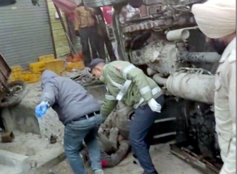 जालंधर: किशनगढ़ चौक के पास घने कोहरे के कारण ट्रक और संगत से भरी ट्रैक्टर-ट्रॉली की भीषण टक्कर;6 वाहन आपस में टकराए, दो लोगों की जान गई