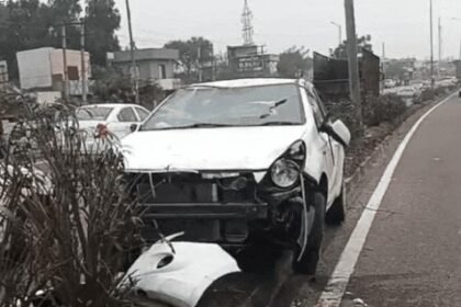 जालंधर-अमृतसर हाईवे पर लंबा पिंड चौक के पास हादसे से मची अफरा-तफरी : ट्रक से टकराई कार डिवाइडर पर चढ़ी