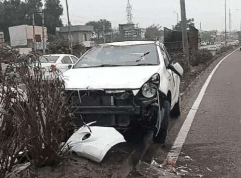 जालंधर-अमृतसर हाईवे पर लंबा पिंड चौक के पास हादसे से मची अफरा-तफरी : ट्रक से टकराई कार डिवाइडर पर चढ़ी