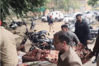 लुधियाना कोर्ट में गैंगस्टर कौशल चौधरी की पेशी:चेहरे पर रुमाल, स्ट्रेचर पर लेकर पहुंची पुलिस, दो करोड़ की फिरौती मांगी थी