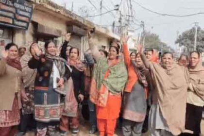 जालंधर में खराब सड़कों पर महिलाओं का हंगामा: गुरु रविदास शोभायात्रा पर संकट, अधर में लटके कामों पर भड़का गुस्सा