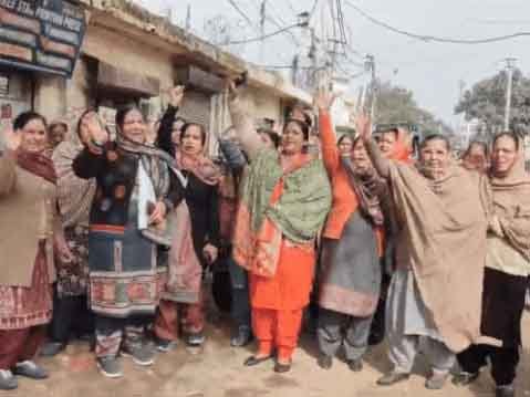 जालंधर में खराब सड़कों पर महिलाओं का हंगामा: गुरु रविदास शोभायात्रा पर संकट, अधर में लटके कामों पर भड़का गुस्सा
