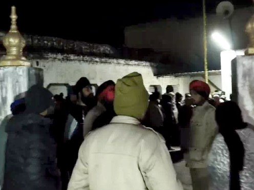 जालंधर में श्री गुरु ग्रंथ साहिब की बेअदबी, 6 अंग फाड़कर बाहर फेंके गए; निहंगों के पहुंचते ही तनाव, माहौल तनावपूर्ण, पुलिस फोर्स तैनात