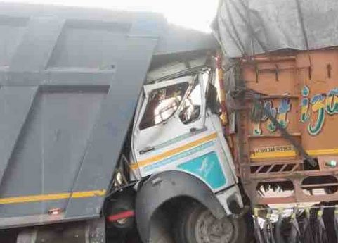 जालंधर-भोगपुर हाईवे पर भीषण हादसा: टिप्पर-ट्रक टक्कर में टायर बदल रहे ड्राइवर की मौत, कंडक्टर घायल, लगा लंबा जाम