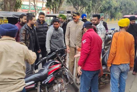 जालंधर में नंबरदार पर तेजधार हथियार से हमला, बाइक सवार बदमाश CCTV में कैद