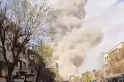BREAKING: अमेरिका-इजराइल का ईरान पर बड़ा हमला, कई शहरों में धमाके; खामेनेई को सुरक्षित स्थान पर ले जाया गया