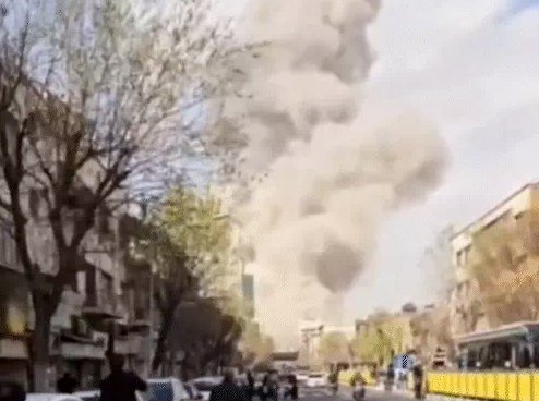 BREAKING: अमेरिका-इजराइल का ईरान पर बड़ा हमला, कई शहरों में धमाके; खामेनेई को सुरक्षित स्थान पर ले जाया गया