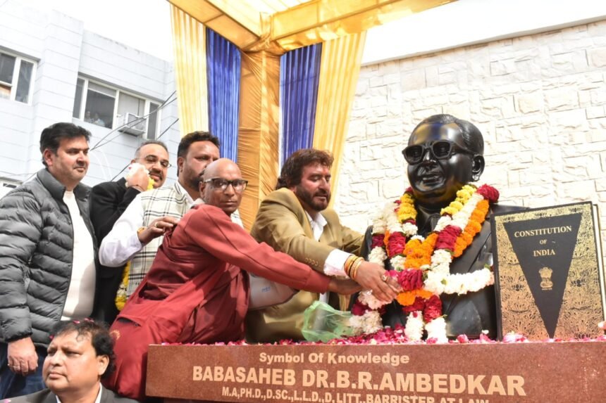जालंधर नगर निगम परिसर में बाबा साहेब डॉ. भीमराव अंबेडकर की प्रतिमा का अनावरण, चंदन ग्रेवाल ने समान और समृद्ध समाज का किया आह्वान*