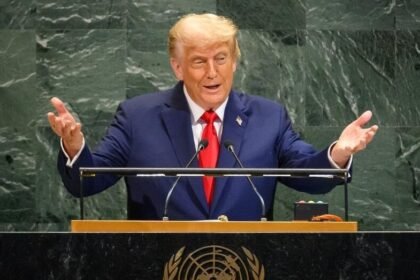 कोर्ट के झटके के बाद डोनाल्ड ट्रंप ने 10% टैरिफ का ऐलान किया