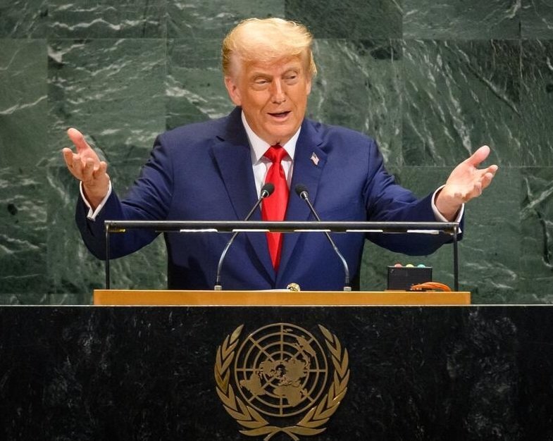 कोर्ट के झटके के बाद डोनाल्ड ट्रंप ने 10% टैरिफ का ऐलान किया