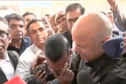 शराब नीति घोटाला केस : अरविंद केजरीवाल-मनीष सिसोदिया CBI मामले में सबूतों के अभाव में बरी;कोर्ट के बाहर भावुक हुए केजरीवाल