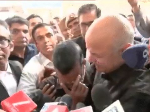 शराब नीति घोटाला केस : अरविंद केजरीवाल-मनीष सिसोदिया CBI मामले में सबूतों के अभाव में बरी;कोर्ट के बाहर भावुक हुए केजरीवाल