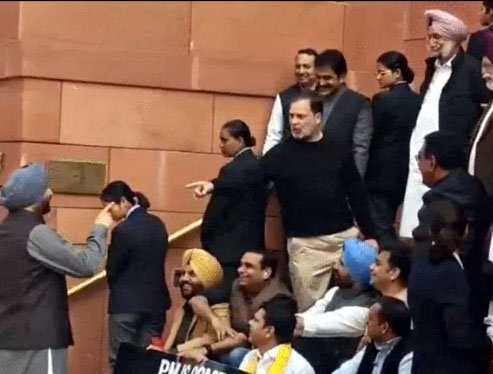 राहुल गांधी और रवनीत सिंह बिट्टू में तीखी बहस :  राहुल गांधी ने बिट्‌टू को कहा ‘गद्दार दोस्त’ ; बिट्‌टू ने भी राहुल गांधी को ‘देश का दुश्मन’ कहा