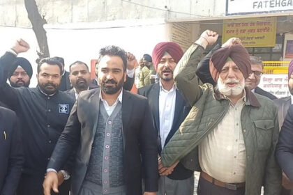 पंजाब में तीन दिन वकीलों की हड़ताल शुरू: फतेहगढ़ साहिब में प्रदर्शन, ग्राम कोर्ट और ‘डेली डेट’ सिस्टम का विरोध