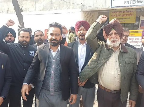 पंजाब में तीन दिन वकीलों की हड़ताल शुरू: फतेहगढ़ साहिब में प्रदर्शन, ग्राम कोर्ट और ‘डेली डेट’ सिस्टम का विरोध