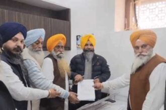 श्री अकाल तख्त को ‘बिल्डिंग’ कहने पर सियासी तूफान: DSGMC ने सरना पर सख्त कार्रवाई की मांग की