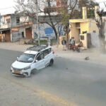 जालंधर में खतरनाक हादसा टला, टायर ब्लास्ट के बाद कार खंभे से टकराई