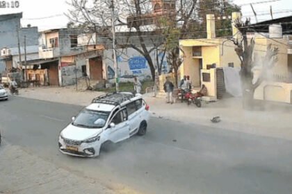 जालंधर में खतरनाक हादसा टला, टायर ब्लास्ट के बाद कार खंभे से टकराई