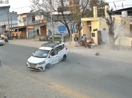 जालंधर में खतरनाक हादसा टला, टायर ब्लास्ट के बाद कार खंभे से टकराई