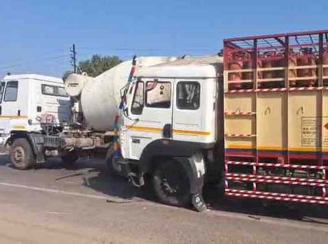 जालंधर हाईवे पर भीषण हादसा: सिलेंडर से भरे ट्रक की दूसरे ट्रक से टक्कर, लंबा जाम