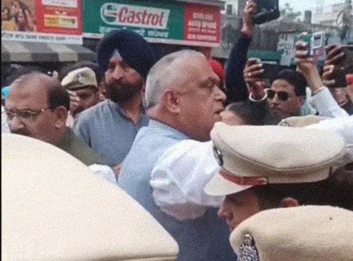 होटल तोड़ने पर गरमाई सियासत : बीजेपी नेताओं की पेशी; कोर्ट रोड जाम, कार्यकारी प्रधान पहुंचे, पुलिस से तीखी बहस