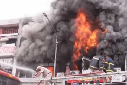 चंडीगढ़ की मोबाइल मार्केट में भीषण आग : 33 फायर ब्रिगेड की गाड़ियां जुटीं, इलाके में हड़कंप