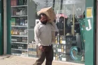 पंजाब में शराब के ठेके टूटे : 50% तक सस्ती शराब ने मचाई लूट : ठेकों पर उमड़ी भारी भीड़