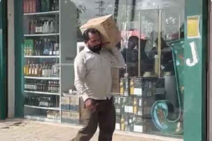 पंजाब में शराब के ठेके टूटे : 50% तक सस्ती शराब ने मचाई लूट : ठेकों पर उमड़ी भारी भीड़