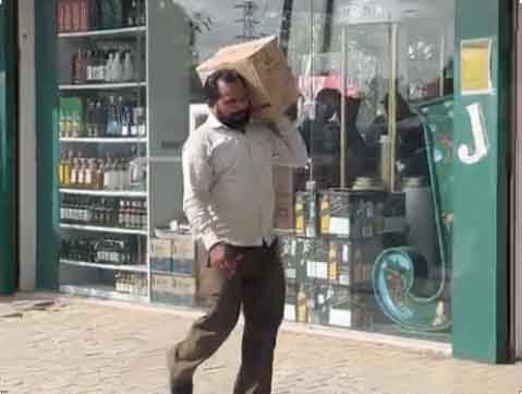 पंजाब में शराब के ठेके टूटे : 50% तक सस्ती शराब ने मचाई लूट : ठेकों पर उमड़ी भारी भीड़