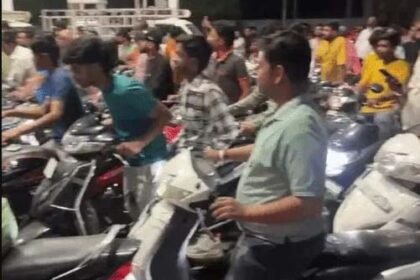 BREAKING  सरकार ने पेट्रोल-डीजल पर एक्साइज ड्यूटी घटाई : एक्साइज ड्यूटी ₹10 घटी,इससे फिलहाल पेट्रोल-डीजल के दाम नहीं बढ़ेंगे